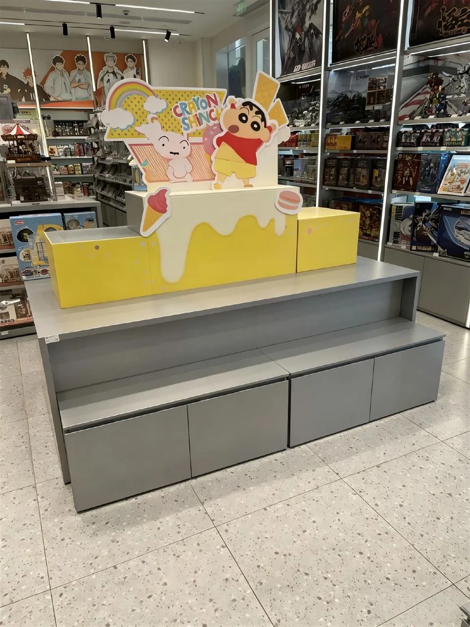 Gray Character Display Plinth with Blue Front Light — reference view 12 of 14