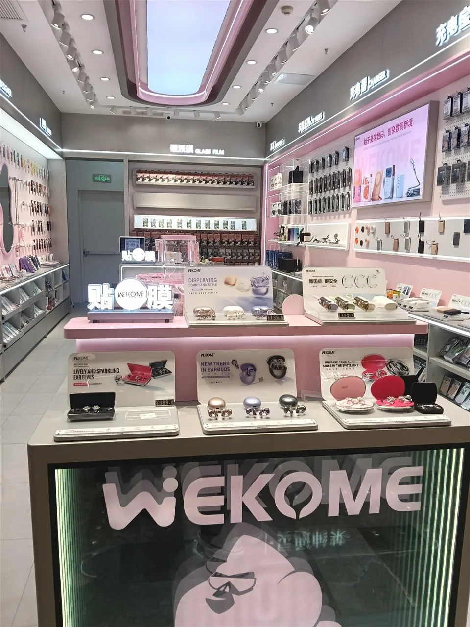 Gray Store Entrance with Pink Welcome Panel — reference view 4 of 4